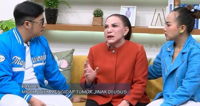 Mpok Atiek mengaku dirinya divonis mengidap tumor di ususnya. Untungnya, tumor tersebut jinak sehingga tak mengancam nyawa.