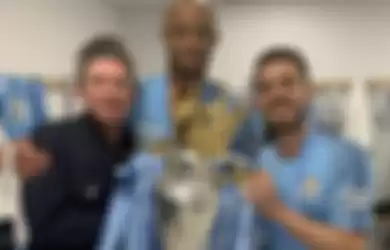 Noel Gallagher saat berfoto dengan Vincent Kompany dan Bernardo Silva