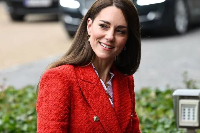 Cantiknya Kate Middleton dalam Balutan Gaun Merah dan Anting Milik Ratu