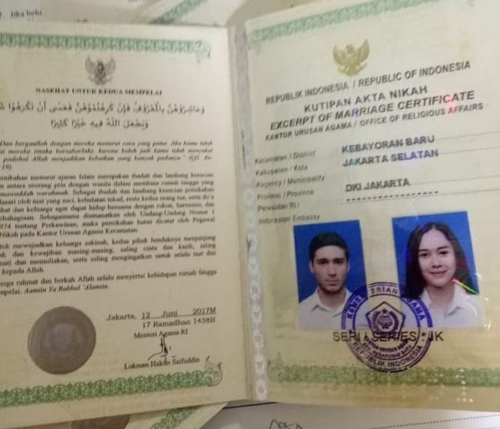 Aura Kasih Dikabarkan Menikah dengan Pacar Bulenya, Intip Penampilan Cantik sang Pengantin