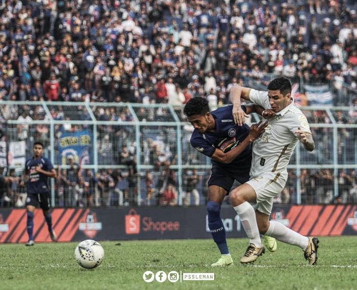 Pemain PSS Sleman, Brian Ferreira terlihat berebut bola dengan pemain Arema FC di Stadion Kanjuruhan, Malang, Selasa (24/9/2019)
