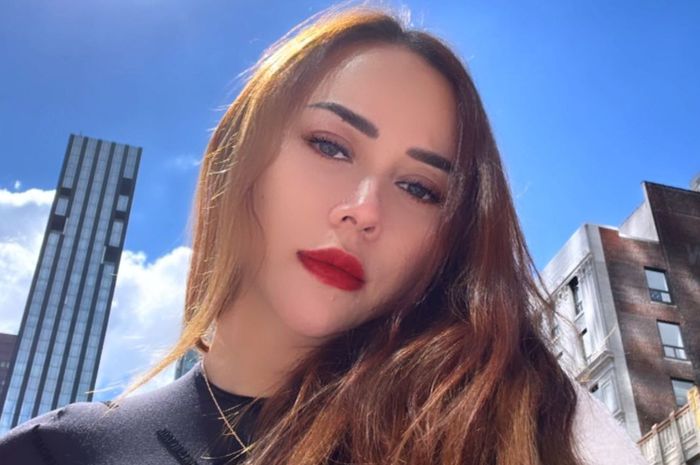 Body Ideal Bak Gitar Spanyol, Tampilan Seksi Aura Kasih Pakai Dress