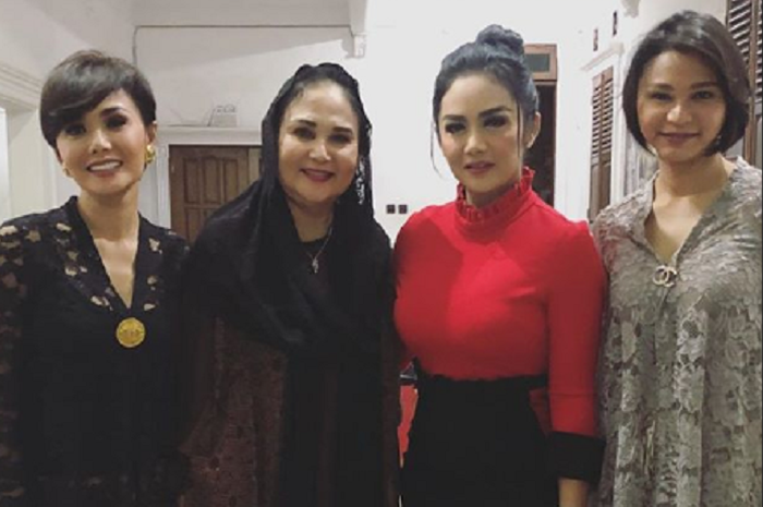 Dampingi Adik Bungsu Siraman, Yuni Shara dan Krisdayanti Tampil Kompak