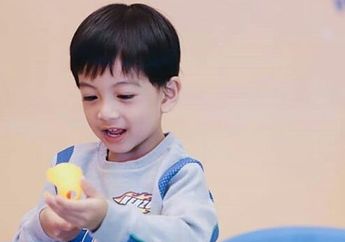 Resmi Jadi Kakak, Tingkah Lucu Jan Ethes Saat Jaga Adiknya Bikin Semua Orang Gemas: Begini Aksinya Tirukan Paspampres!