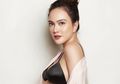 Diancam Suami Dikunci di Toilet Gara-gara Bikin Video, Tampilan Seksi Shandy Aulia Asyik Joget Tik Tok Jadi Sorotan!