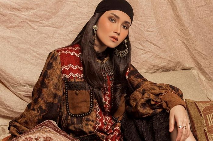 Tampil Simpel Ayu Ting Ting Pamer Sandal  dan  Tas Hermes  