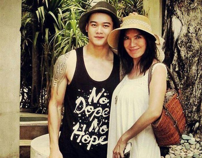 Raymond bersama pasangannya