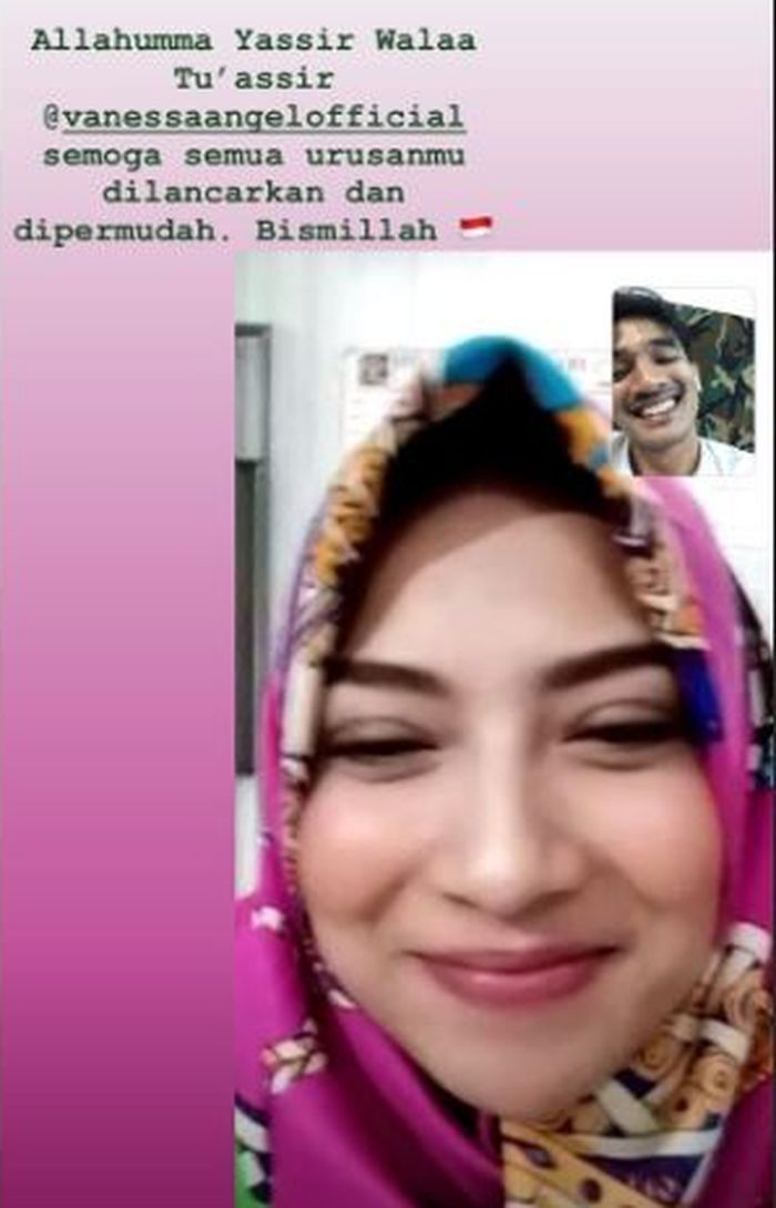 Vanessa Angel berhijab.