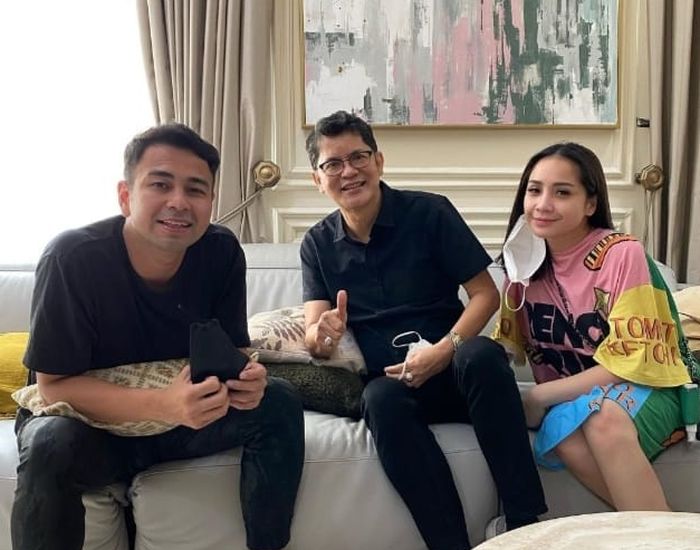 Raffi Ahmad mengundang dokter Boyke ke rumahnya.