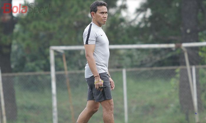 Pelatih Timnas U-16 Indonesia Bima Sakti mengamati latihan pasukannya di National Youth Training Center (NYTC), Sawangan, Depok, Jawa Barat, Senin (13/5/2019), untuk Piala AFF U-16 2019.  