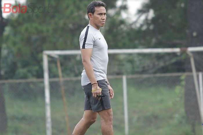 Pelatih Timnas U-16 Indonesia Bima Sakti mengamati latihan pasukannya di National Youth Training Center (NYTC), Sawangan, Depok, Jawa Barat, Senin (13/5/2019), untuk Piala AFF U-16 2019.  