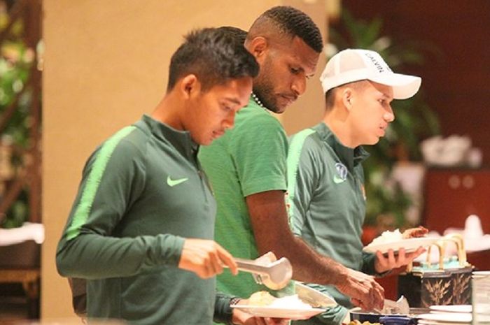 Para pemain Timnas U-23 Indonesia seperti Marinus Wanewar dan Egy Maulana Vikri langsung menikmati makan malam di Hotel Crowne Plaza, Hanoi, Vietnam, begitu tiba pada Senin (18/3/2019) malam.