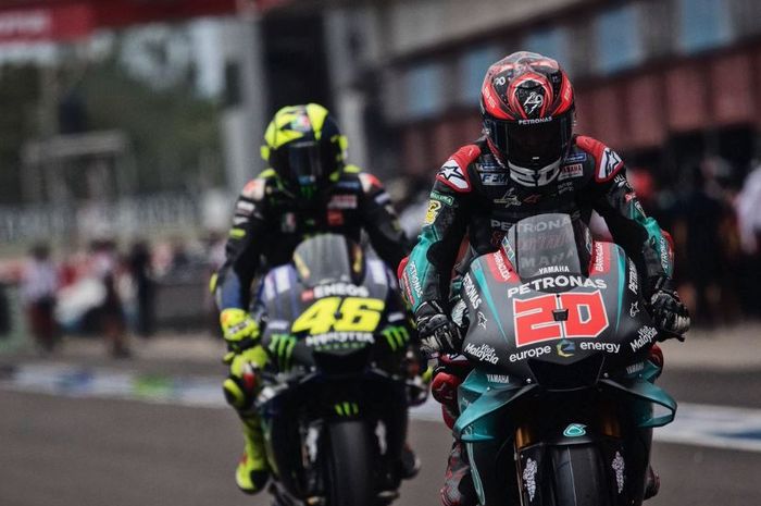 Fabio Quartararo (depan) saat dibayangi pembalap Monster Energy Yamaha, Valentino Rossi