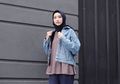 5 Gaya Jaket Jeans ala Selebgram Hijab untuk Tampilan Kece di Musim Hujan!