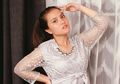 Kekinian! Intip Inspirasi Bergaya Kasual dengan Kebaya ala Marsha Aruan