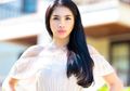 Tanpa Pakai Bikini Seksi Saat di Pantai, Angel Karamoy Justru Jadi Sorotan Pakai Dress Super Pendek Dalaman Terlihat!