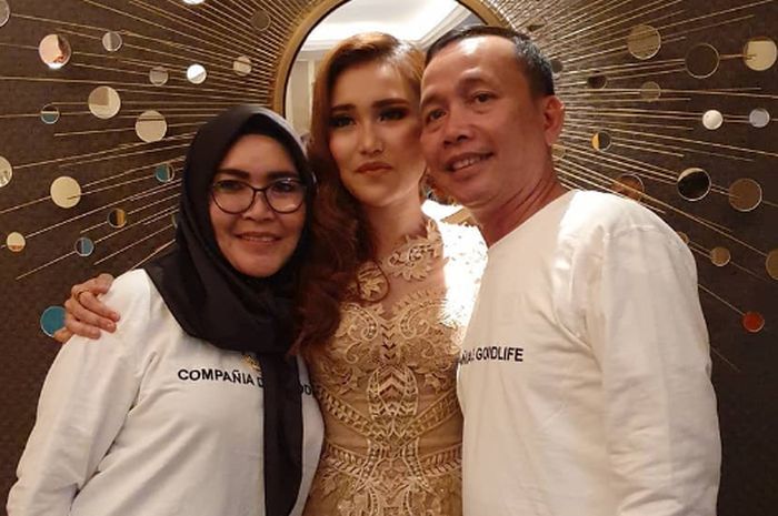 Ayu Ting Ting dan kedua orangtuanya. (IG @mom_ayting92)