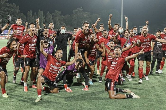 Suka cita pemain Bali United merayakan gelar Juara Liga 1 2021-2022 sebelum bertanding melawan Persebaya Surabaya, Jumat (25/3/2022).