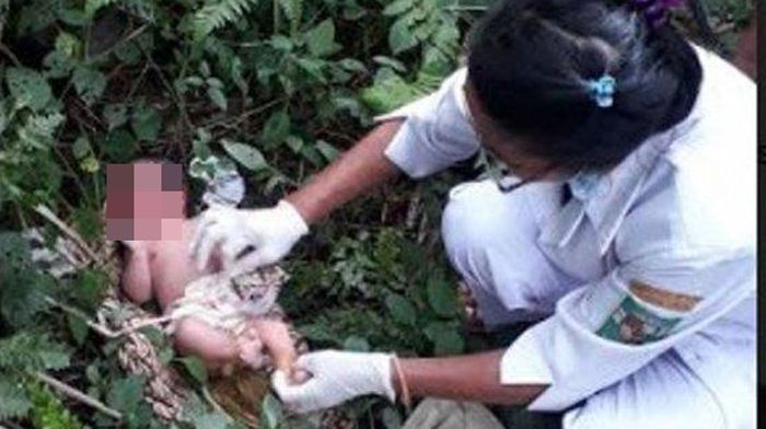Bayi baru dilahirkan di tempat yang sangat tida layak.