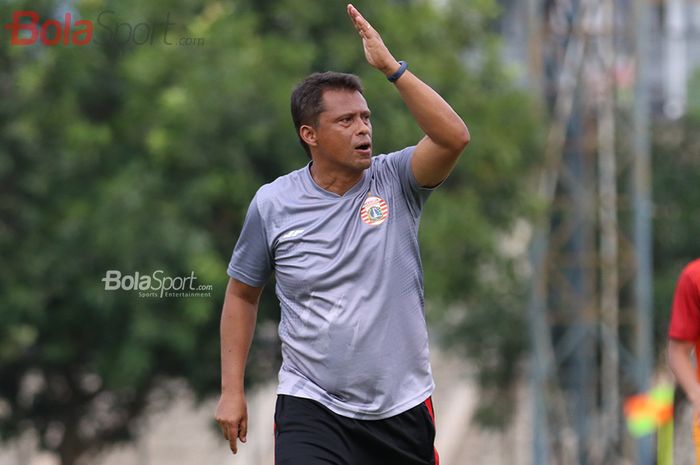 Pelatih Persija Jakarta, Sergio Farias, ketika memberikan arahan kepada timnya di Lapangan Sutasoma Halim, Jakarta Timur (9/3/2020)