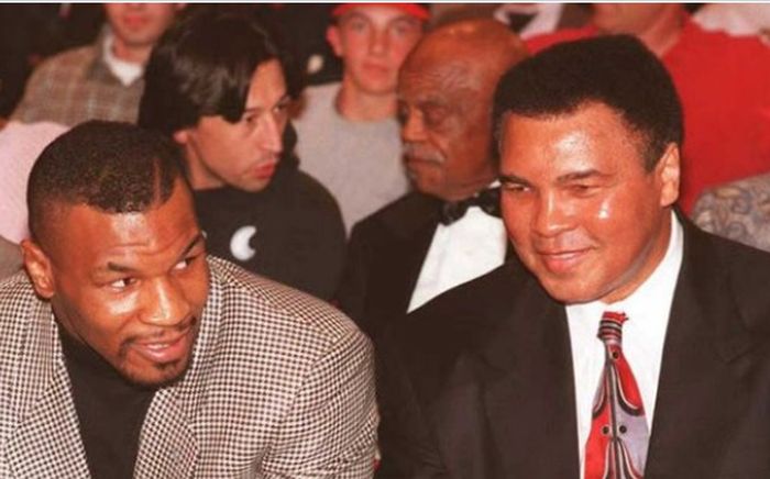 Dua petinju legendaris, Mike Tyson (kiri) dan Muhammad Ali (kanan).