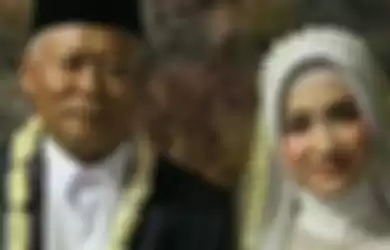 H Sondani, seorang pria berusia 61 tahun, menikahi gadis 19 tahun bernama Fia Barlianti. Pernikahan beda usia ini terjadi di Kabupaten Cirebon, Jawa Barat, Rabu (18/5/2022).