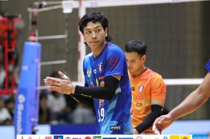 Pebola voli Indonesia, Farhan Halim saat membela Nakhon Ratchasima VC menghadapi Muangphon VC pada Liga Voli Thailand, Minggu, 24 Desember 2023