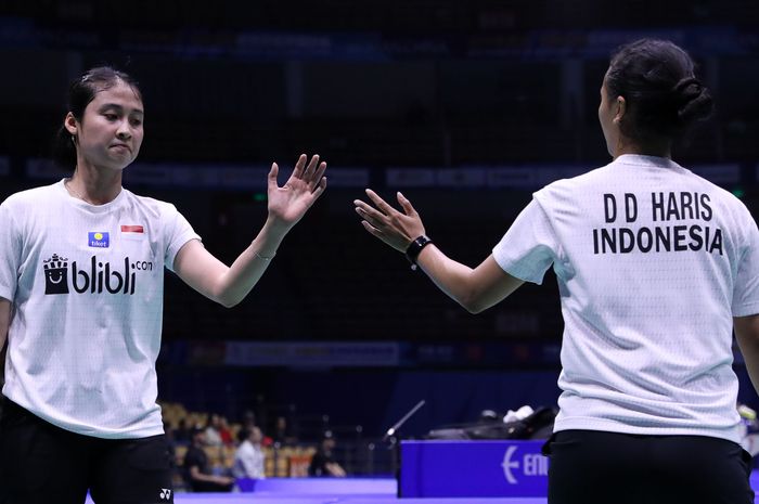 Ekspresi Rizki Amelia Pradipta (kiri) saat coba menyambut lambaian tangan Della Destiara Haris (kanan) saat keduanya tampil pada perempat final Kejuaraan Asia 2019, Jumat (26/4/2019)