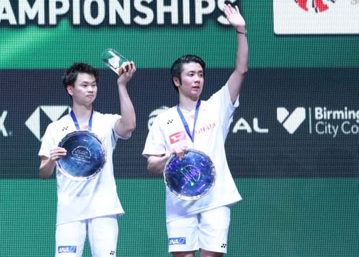 Pasangan ganda putra Jepang, Hiroyuki Endo/Yuta Watanabe (kanan) di podium juara All England Open 2020, Minggu (15/3/2020).