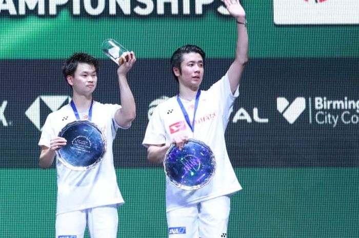 Pasangan ganda putra Jepang, Hiroyuki Endo/Yuta Watanabe (kanan) di podium juara All England Open 2020, Minggu (15/3/2020).