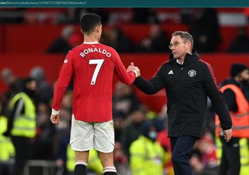 Ralf Rangnick bersalaman dengan Cristiano Ronaldo usai laga Manchester United vs Crystal Palace di Liga Inggris (5/12/2021).