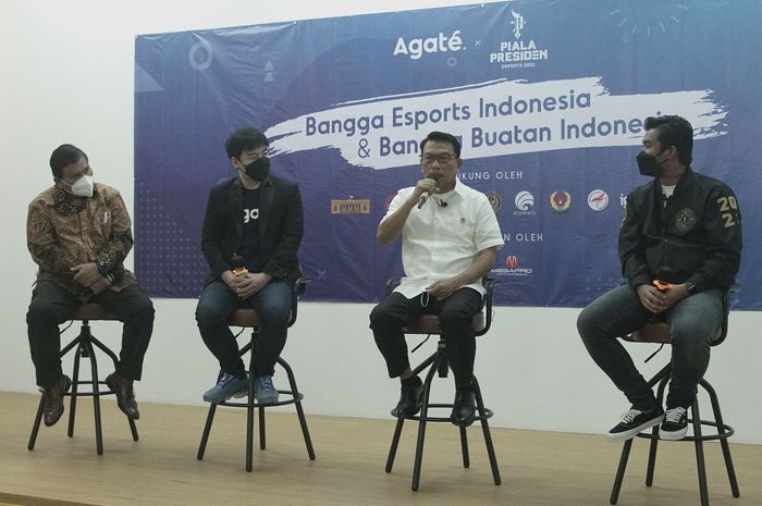 (left-right) Assistant Deputy for Access to Capital for Tourism and Creative Economy, Coordinating Ministry for Maritime Affairs & Investment, Suparman;  Agate CEO Arief Widhiyasa;  Indonesian Presidential Chief of Staff Moeldoko;  Head of PPE 2022 Organizer Rangga Danu Prasetyo