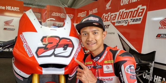 Pebalap AHRT Indonesia, Dimas Ekky Pratama, berpose setelah sesi kualifikasi Moto2 di Circuit de Barcelona-Catalunya, Sabtu (16/6/2018).