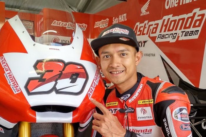 Pebalap AHRT Indonesia, Dimas Ekky Pratama, berpose setelah sesi kualifikasi Moto2 di Circuit de Barcelona-Catalunya, Sabtu (16/6/2018).