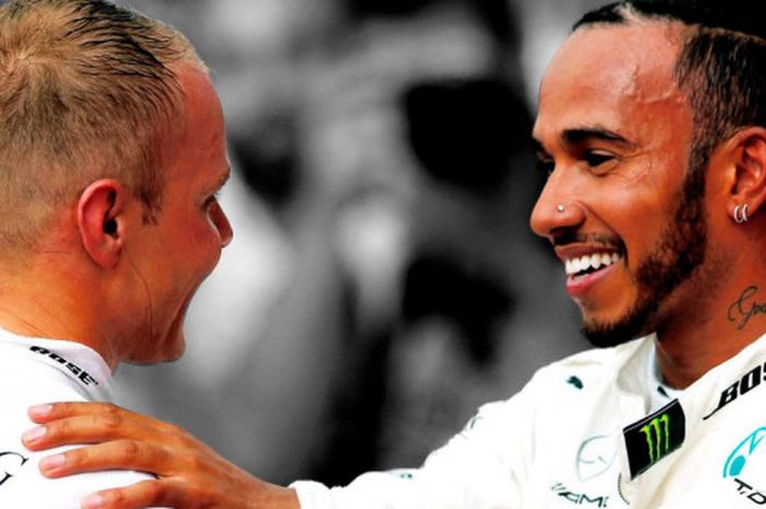 Valtteri Bottas (kiri) dan Lewis Hamilton (kanan) merayakan keberhasilan mereka meraih dobel podium 