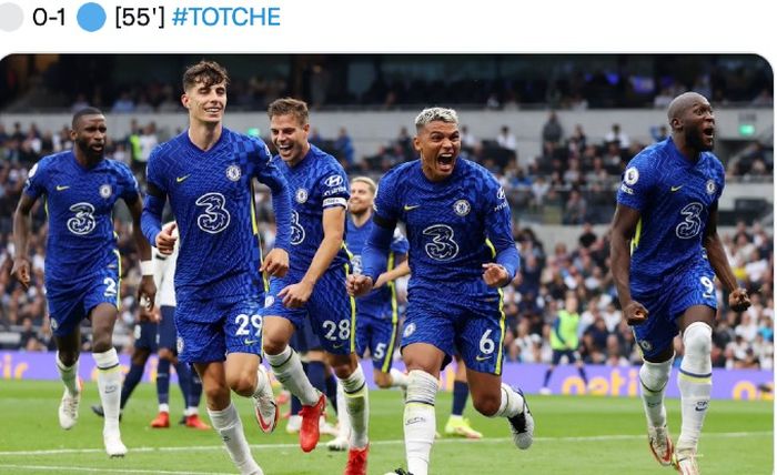 Pemain Chelsea merayakan gol Thiago Silva (no.6) ke gawang Tottenham Hotspur pada pertandingan Liga Inggris, Minggu (19/9/2021)
