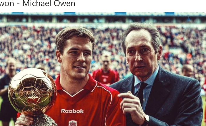 Striker asal Inggris, Michael Owen, meraih trofi Ballon d'Or pada tahun 2001 saat membela Liverpool.