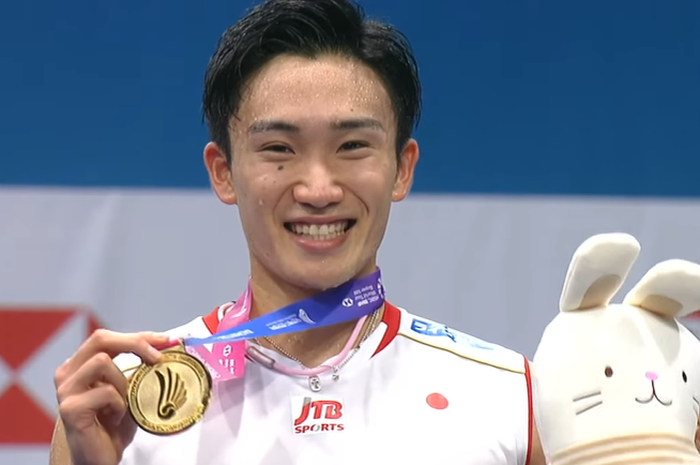 Kento Momota berpose di podium juara tunggal putra Korea Open 2019, di Incheon Airport Skydome, Incheon, Korea Selatan, Minggu (29/9/2019).