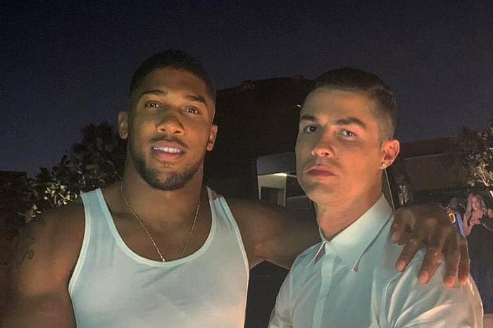 Keakraban Anthony Joshua (kiri) dan Cristiano Ronaldo.