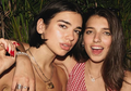 Sister Goals! Intip 6 Fashion Kompak Dua Lipa dan Sang Adik, Rina Lipa