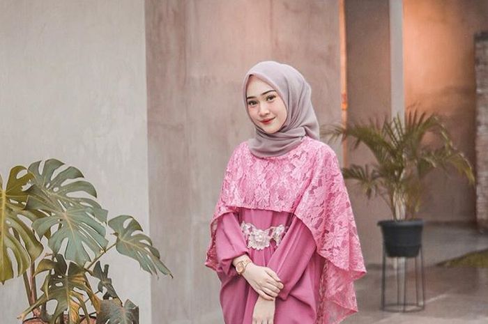 Anggun Girly Pakai 4 Dress Brokat Hijab Warna Pink Buat