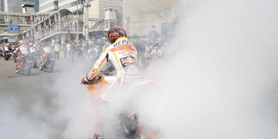 Walau Dilarang Rusuh Saat Parade, Marc Marquez Nekat Lakukan 'Burnout'