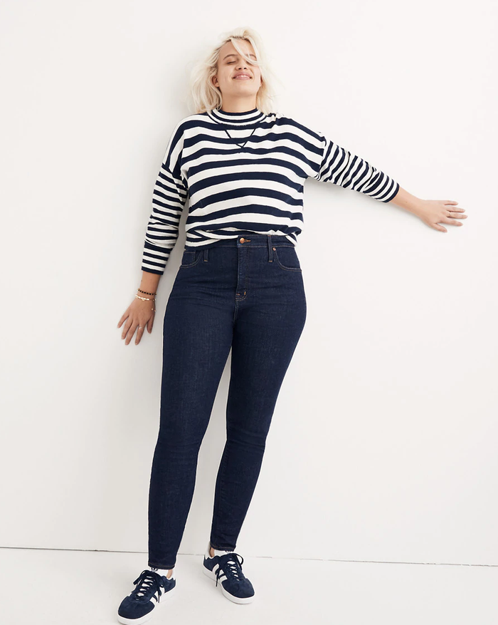 Celana model skinny jeans dengan desain yang simpel cocok untuk pemilik paha besar
