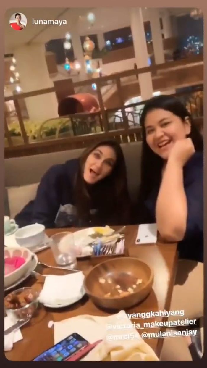 Penampilan Luna Maya saat makan bareng Kahiyang Ayu