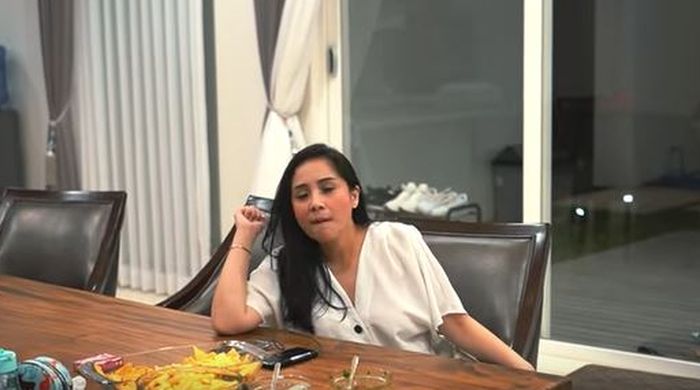 Nagita Slavina tetap tampil memesona meski mengenakan gaya makeup natural