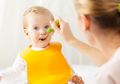 Si Kecil Sudah Mulai Menjalani MPASI, Moms Perlu Ketahui Tanda-tanda Jika Bayi Sudah Kenyang Makan