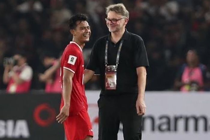 Pelatih Timnas Vietnam Philippe Troussier berbincang dengan bek Timnas Indonesia Pratama Arhan usai pertandingan.