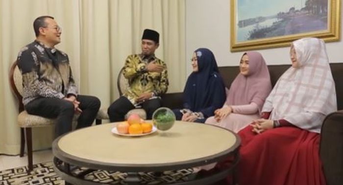 Lora Fadil dan ketiga istrinya saat berbincang bersama Alvin