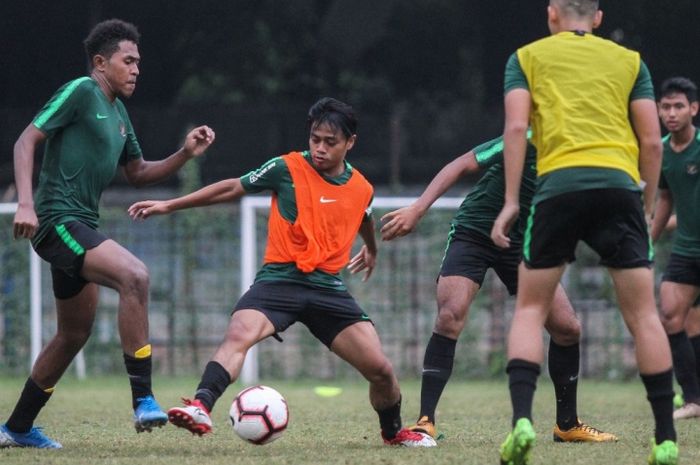 Andre Oktaviansyah (rompi oranye) saat jalani pemusatan latihan timnas U-19 Indonesia di Stadion Pajajaran, Kota Bogor, Kamis (26/9/2019).