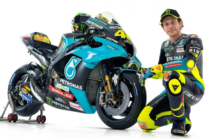 Valentino Rossi dengan livery motor dan seragam baru tim Petronas Yamaha untuk musim MotoGP 2021